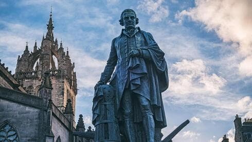 Estatua de Adam Smith en Escocia. 