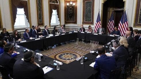 Doug Emhoff, esposo de la vicepresidenta Kamala Harris, habla durante una mesa redonda con líderes judíos sobre el aumento del antisemitismo, en diciembre de 2022. 