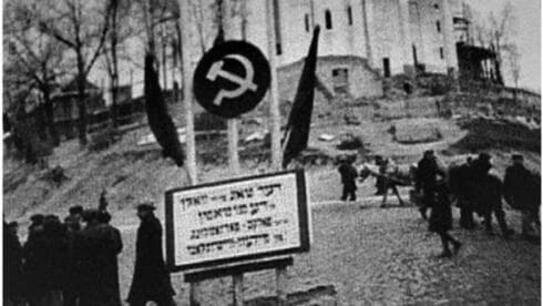 Imagen de un anuncio electoral en yiddish tergiversado en Wikipedia como mensaje de bienvenida a las fuerzas soviéticas en Polonia. 