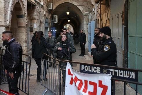 Fuerzas policiales en el lugar del apuñalamiento en la Ciudad Vieja de Jerusalem. (AFP) Fuerzas policiales en el lugar del apuñalamiento en la Ciudad Vieja de Jerusalem.