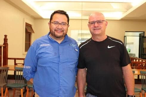 Los profesores Tal Savorai y Carlos Mena, decano del Campus Galápagos de la USFQ. (Gentileza BGU) Los profesores Tal Savorai y Carlos Mena, decano del Campus Galápagos de la USFQ.