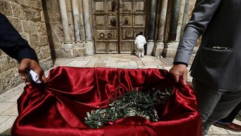 Clérigos cristianos reparten ramas de olivo a los residentes de la Ciudad Vieja de Jerusalem. (Reuters) Clérigos cristianos reparten ramas de olivo a los residentes de la Ciudad Vieja de Jerusalem.