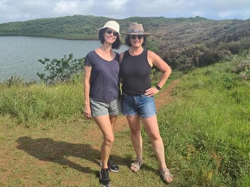 Profesoras Sigal Abramovich y Orit Sivan, que llegaron como parte de un recorrido por el área de investigación al lago Al-Junko, que se formó en el cráter de un volcán. (Gentileza BGU) Profesoras Sigal Abramovich y Orit Sivan, que llegaron como parte de un recorrido por el área de investigación al lago Al-Junko, que se formó en el cráter de un volcán.