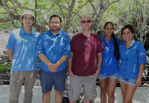 Funcionarios universitarios junto a estudiantes en el campus de Galápagos. (Gentileza USFQ) Funcionarios universitarios junto a estudiantes en el campus de Galápagos.