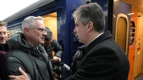Cohen es recibido en Ucrania por el embajador israelí Michael Brodsky. (Shlomi Amsalem) Cohen Ucrania