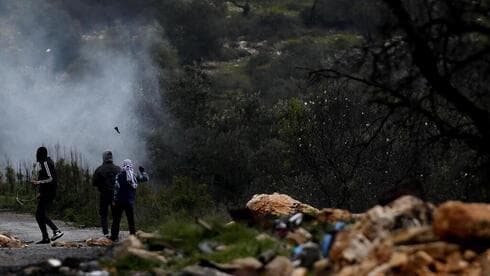 Jóvenes palestinos se enfrentan a las Fuerzas de Defensa de Israel cerca del asentamiento cisjordano de Kedumim. (AFP) Jóvenes palestinos se enfrentan a las Fuerzas de Defensa de Israel cerca del asentamiento cisjordano de Kedumim.