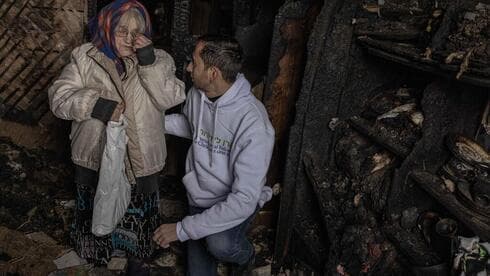 Una anciana ucraniana dentro de una casa destruida por misiles rusos. (Avishag Sh'ar-Yishuv, Fraternidad Internacional) Una anciana ucraniana dentro de una casa destruida por misiles rusos.
