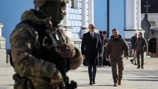 Biden y Zelenski en las calles de Kiev. 