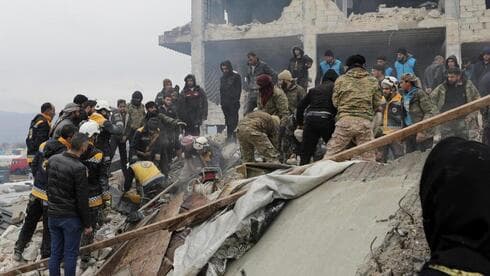 Los servicios de rescate sacan supervivientes de entre los escombros en Turquía. (Reuters) Los servicios de rescate sacan supervivientes de entre los escombros en Turquía.