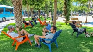 Los habitantes de Tel Aviv se relajan en un parque cercano a la plaza Dizengoff.