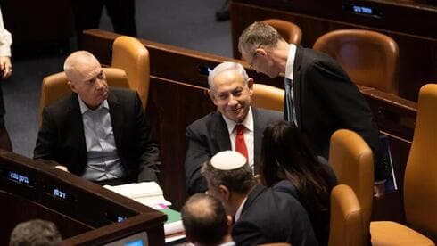 Benjamin Netanyahu estrecha la mano de Yariv Levin tras la votación. (Alex Kolomoisky) Benjamin Netanyahu estrecha la mano de Yariv Levin tras la votación.