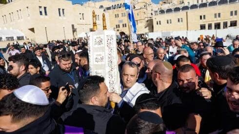 El legislador israelí Gilad Kariv sostiene un rollo de la Torá durante la sesión de oración de las Mujeres del Muro, en el Muro Occidental de la Ciudad Vieja de Jerusalem. (Flash90) El legislador israelí Gilad Kariv sostiene un rollo de la Torá durante la sesión de oración de las Mujeres del Muro, en el Muro Occidental de la Ciudad Vieja de Jerusalem.