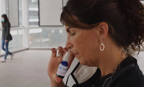 La Dra. Gilly Regev, Directora General de SaNOtize, muestra el tratamiento en aerosol nasal de la compañía para el COVID-19. (Gentileza) La Dra. Gilly Regev, Directora General de SaNOtize, muestra el tratamiento en aerosol nasal de la compañía para el COVID-19.
