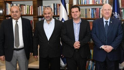 Parlamentarios árabes con el ex presidente Reuven Rivlin. 
