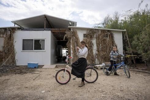 Jóvenes colonos judíos juegan en el puesto de avanzada de Beit Hogla, en Cisjordania. (AP) Jóvenes colonos judíos juegan en el puesto de avanzada de Beit Hogla, en Cisjordania.