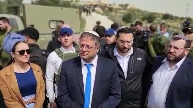 Itamar Ben Gvir junto a miembros de su partido en el asentamiento de Eviatar. (Elisha Ben Kimon) Itamar Ben Gvir junto a miembros de su partido en el asentamiento de Eviatar.
