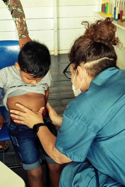 Los médicos hacen un control a un niño de la zona. 