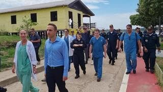 Médicos israelíes y autoridades brasileñas de camino al barco. 