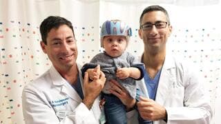 Los doctores Kershenovich y Olshinka, con el pequeño Peleg Rotschild. 