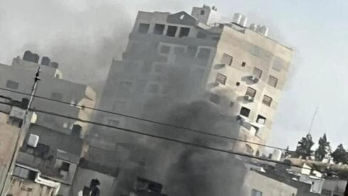 Edificio rodeado por las FDI en Jenin. 