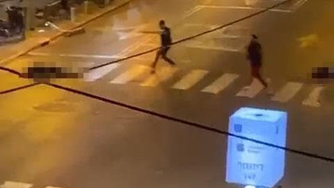 El terrorista disparando contra las personas que cenaban en un restaurante. 