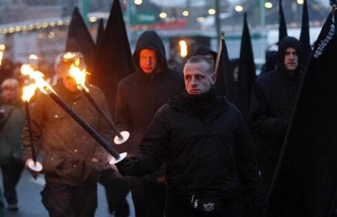 Activistas de extrema derecha marchan en Dresde. Una reunión de mensajes fascistas. (AP) Activistas de extrema derecha marchan en Dresde. Una reunión de mensajes fascistas.