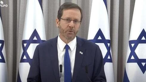 Isaac Herzog, presidente de Israel, hablándole al país. 