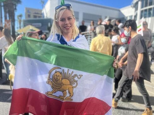 La periodista israelí-estadounidense Emily Schrader en la protesta de Los Ángeles por el pueblo iraní. (Gentileza) La periodista israelí-estadounidense Emily Schrader en la protesta de Los Ángeles por el pueblo iraní.