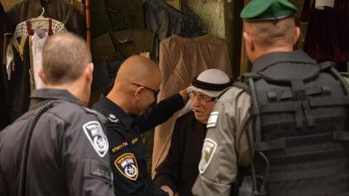 Un agente israelí saluda a un comerciante palestino en la Ciudad Vieja de Jerusalem. (Policía de Israel) Un agente israelí saluda a un comerciante palestino en la Ciudad Vieja de Jerusalem.