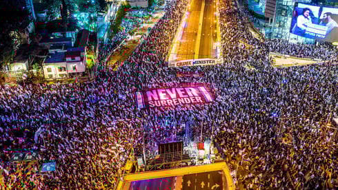 Manifestación contra la reforma judicial en Tel Aviv. El derecho a manifestarse es sagrado en Israel. (Reuters) Manifestación masiva contra la reforma judicial en Tel Aviv.