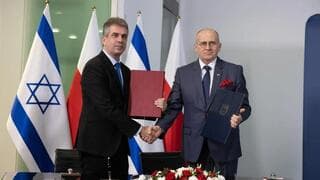 Los ministros de Asuntos Exteriores israelí y polaco Eli Cohen y Zbigniew Rau.