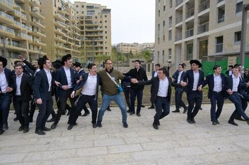 Amit Farber, organizador de la protesta, baila con jóvenes haredíes frente a la casa de Arye Deri en Jerusalem. (Ben Cohen) Amit Farber, organizador de la protesta, baila con jóvenes haredíes frente a la casa de Arye Deri en Jerusalem.