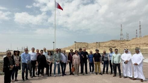Miembros de la delegación israelí de Connect2Innovate visitan el primer pozo petrolero de Bahrein. (The Media Line) Miembros de la delegación israelí de Connect2Innovate visitan el primer pozo petrolero de Bahrein.