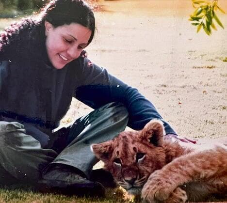 La Dra. Benjamin-Fink con un cachorro de león.