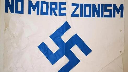 Pancarta neonazi pegada en la embajada de Israel en Finlandia.