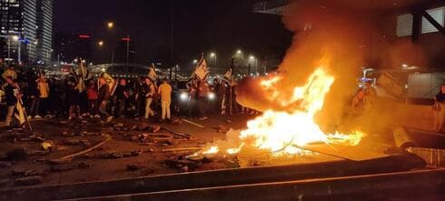 Manifestantes encienden hogueras en la autopista Ayalon, una de las principales vías de Tel Aviv, tras el despido del ministro de Defensa Yoav Gallant.