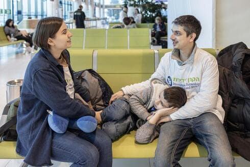 Una familia de refugiados ucranianos en su camino a Israel. 