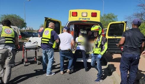 Los equipos médicos trabajan a destajo con los heridos que no paran de llegar al hospital (MDA) Heridos atendidos tras un presunto ataque con arma blanca el martes.