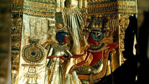 Una escena con el rey Tut y su esposa, Ankhesenamun, que podría haber intentado aferrarse al poder tras la muerte de su marido. (Art Directors & TRIP via Alamy) Una escena con el rey Tut y su esposa, Ankhesenamun, que podría haber intentado aferrarse al poder tras la muerte de su marido.