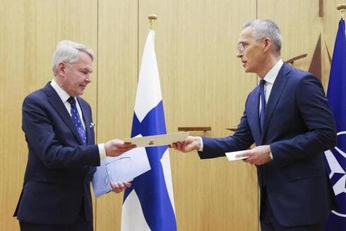 El Ministro de Defensa finlandés, Antti Kaikkonen, y el Secretario General de la OTAN, Jens Stoltenberg. (EPA) El Ministro de Defensa finlandés, Antti Kaikkonen, y el Secretario General de la OTAN, Jens Stoltenberg.