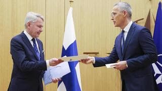 El Ministro de Defensa finlandés, Antti Kaikkonen, y el Secretario General de la OTAN, Jens Stoltenberg.