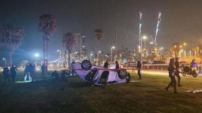 El auto del terrorista aparece volcado. 