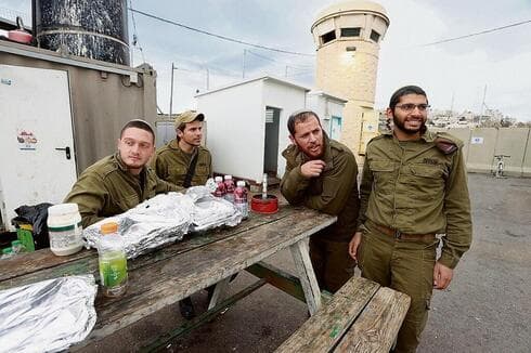 El sargento Eitan Reisch, segundo desde la derecha, y sus amigos del 51º Batallón. (Shaul Golan) El sargento Eitan Reisch, segundo desde la derecha, y sus amigos del 51º Batallón.