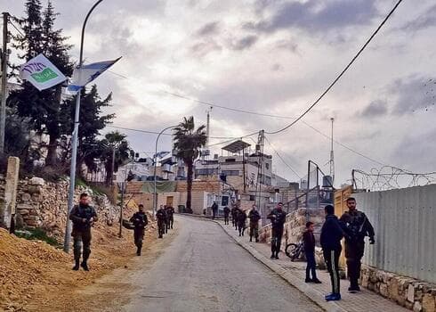 La compañía de Alexei en camino para arrestar a una persona buscada. 