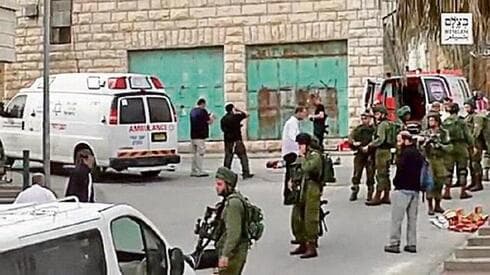 Escena del atentado donde un soldado israelí neutralizó a un terrorista y lo eliminó. (Captura de pantalla) Escena del atentado donde un soldado israelí neutralizó a un terrorista y lo eliminó.