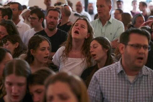 Dolientes en el funeral de las hermanas Dee. 