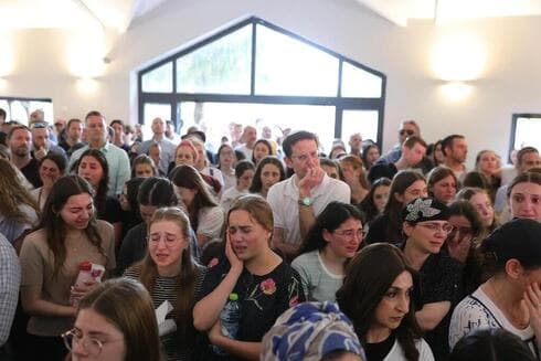 Dolientes en el funeral de las hermanas Dee.