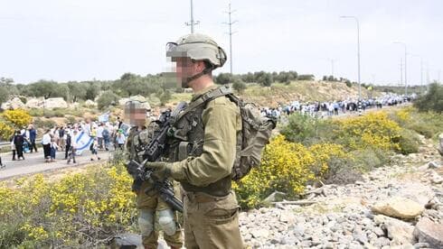 Un soldado de las FDI en el lugar para asegurar una marcha de colonos en Cisjordania el lunes. 
