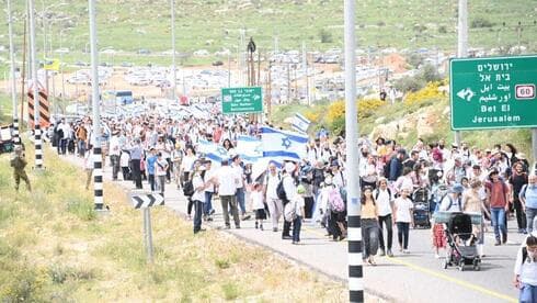 Colonos marchan el lunes hacia un puesto avanzado ilegal en Cisjordania.