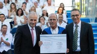 Meir Shalev recibe el doctorado honoris causa de la Universidad Hebrea.